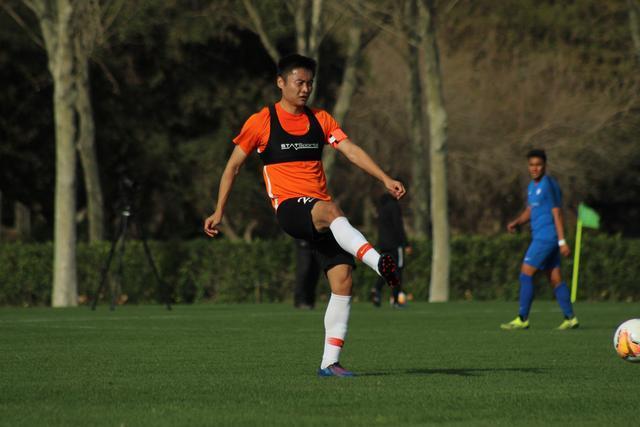 伊朗动荡局势下 伊朗女足比出和平手势